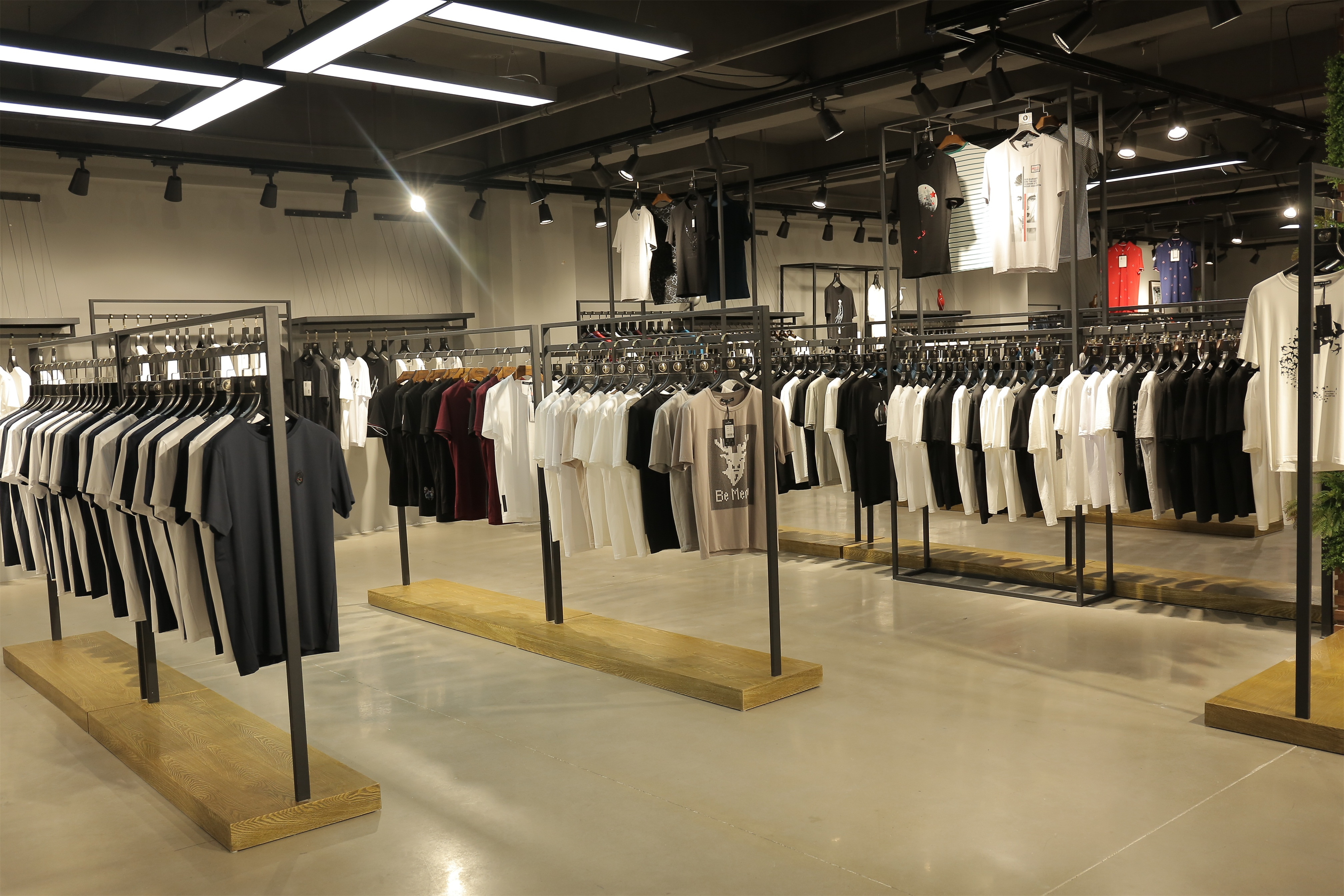 服装要去哪进货？最全寻找服装批发货源指南