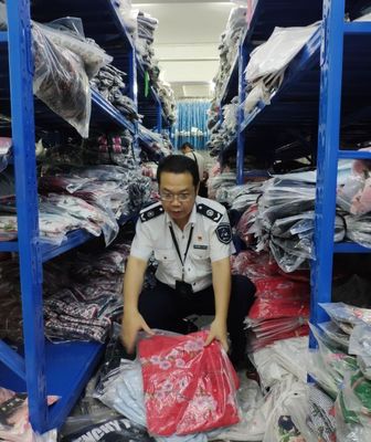 服饰打假正突查呢，隔壁仓库偷偷关门？你成功引起了我的注意！